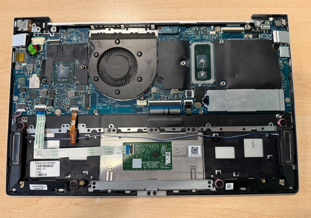 Placa base del HP Envy 13 al descubierto durante el cambio de chasis, mostrando el procesador para cambio de pasta térmica.