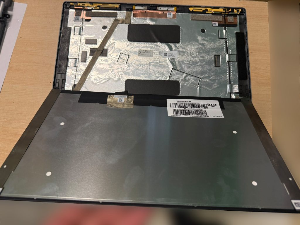 Conexión e instalación del nuevo panel LCD BOE sobre la tapa trasera de la laptop Dell Latitude 5440.
