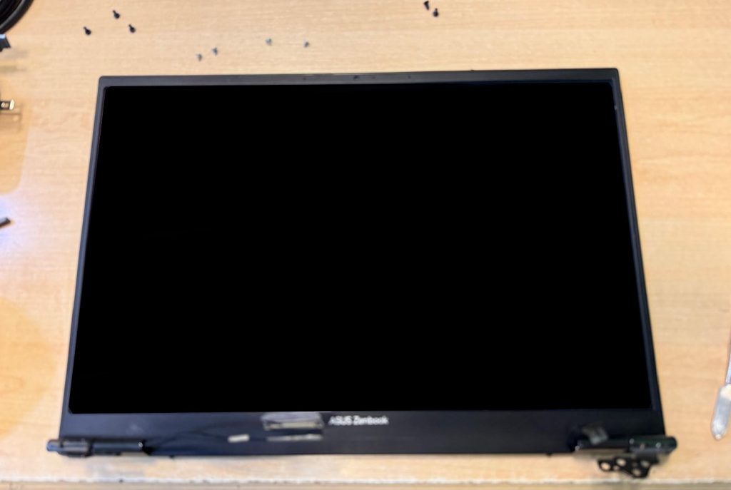 Ensamblaje frontal del nuevo panel OLED con bisagras listo para instalar en el Asus Zenbook.