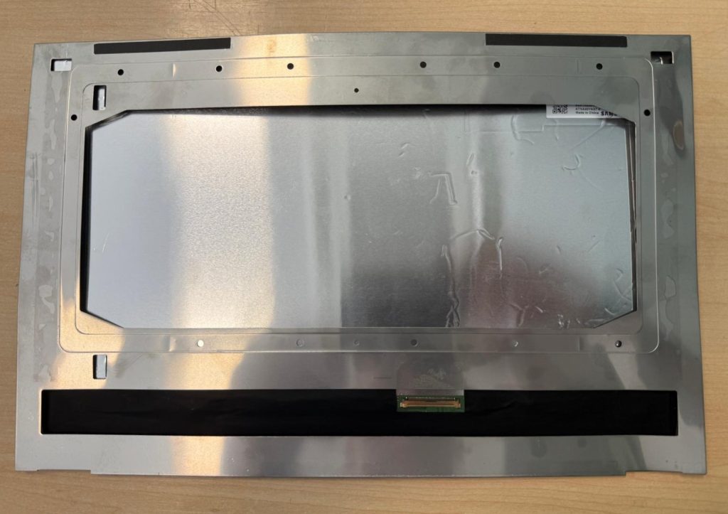 Parte trasera metálica del panel de recambio OLED Samsung con marco estructural y conector flex.
