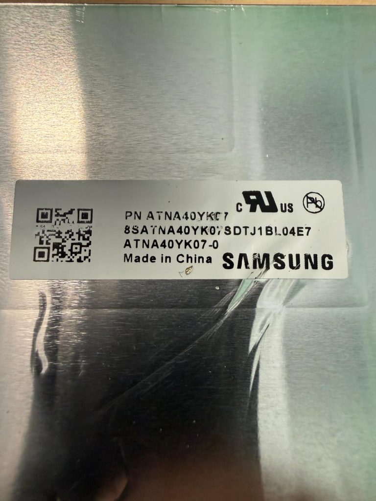 Etiqueta con el número de parte Samsung ATNA40YK07-0 del panel OLED de 14 pulgadas.