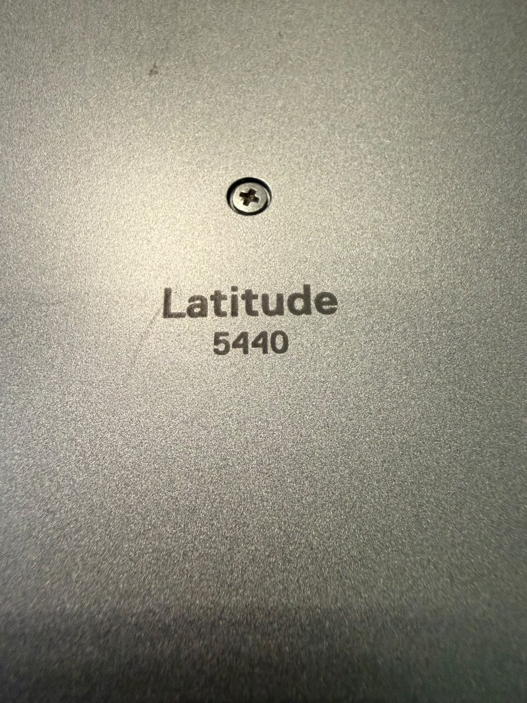 Detalle del grabado del modelo Latitude 5440 en la carcasa del portátil.