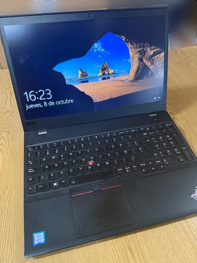 Laptop Lenovo ThinkPad P52s encendida con pantalla de bloqueo de Windows tras completar el cambio de placa.